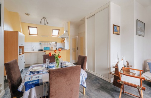 Cancale Apartment | Apartment 'Cancale Centre-ville - Mer' with Wi-Fi and private parking