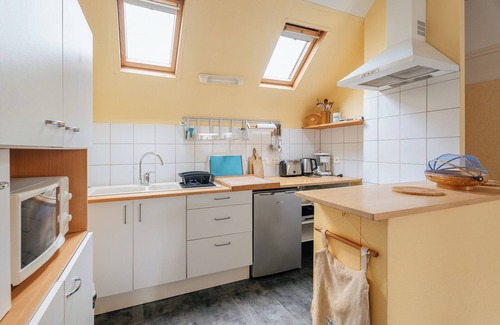 Cancale Apartment | Apartment 'Cancale Centre-ville - Mer' with Wi-Fi and private parking