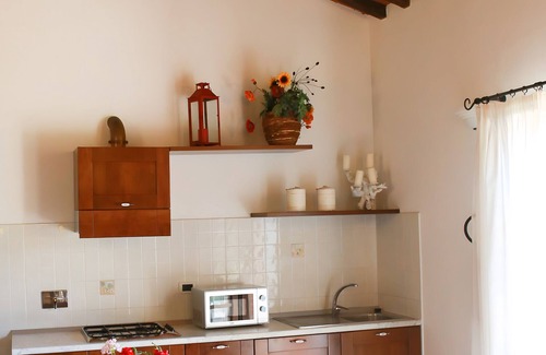 Santa Luce Apartment | Apartment 'Caprifoglio' with Shared Pool, Wi-Fi and Air Conditioning