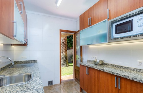Cala San Vicente Apartment | Apartment 'Casa Caracola' with Private Terrace and Wi-Fi