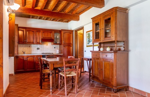 La Pesta Apartment | Apartment Casa Vacanza Il Carpignone 6 with Lake View, Shared Pool & Garden