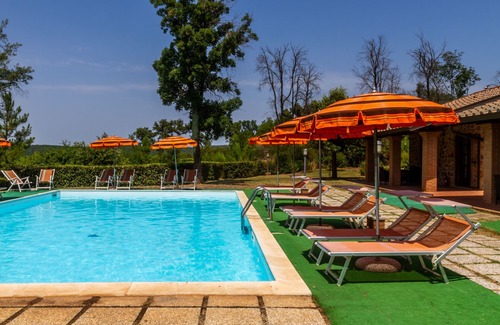 La Pesta Apartment | Apartment Casa Vacanza Il Carpignone 6 with Lake View, Shared Pool & Garden