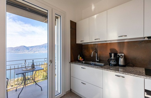 Torri del Benaco Apartment | Apartment 'Casa Serena' with Lake View, Wi-Fi and Air Conditioning