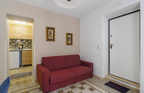Historical Downtown Salerno Apartment | Apartment 'Casa Mia Civico14' with Shared Terrace, Wi-Fi and Air Conditioning