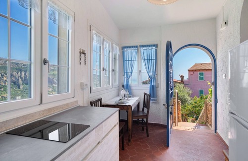 Ventimiglia Apartment | Apartment 'Casa Ofelia' with Sea View, Wi-Fi and Air Conditioning