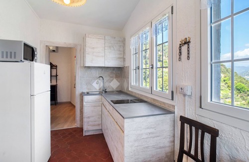 Ventimiglia Apartment | Apartment 'Casa Ofelia' with Sea View, Wi-Fi and Air Conditioning