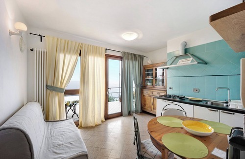 Poggi Apartment | Apartment 'Casa Pepe' with Sea View, Garden & Wi-Fi