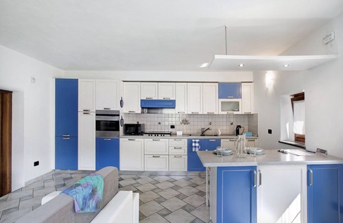 Montan-Angelin-Arensod Apartment | Apartment 'Casa Sabrina - Blu' with Mountain View, Private Garden and Wi-Fi