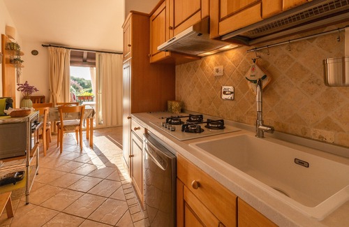 Li Cuncheddi Apartment | Apartment 'Casa Vacanze Ciliegio' with Sea View, Shared Pool and Air Conditioning