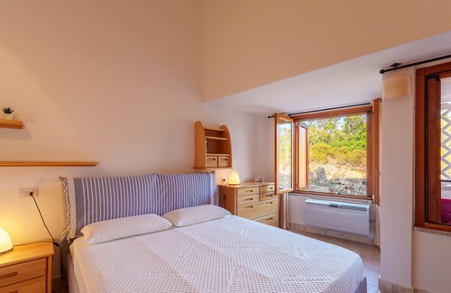 Li Cuncheddi Apartment | Apartment 'Casa Vacanze Ciliegio' with Sea View, Shared Pool and Air Conditioning