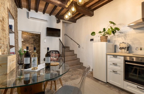 San Gimignano City Centre Apartment | Apartment 'Casa Vesta' with Wi-Fi and Air Conditioning