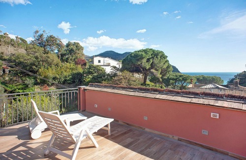Levanto Apartment | Apartment 'Casa Zagare Sul Mare ' with Private Terrace, Balcony and Wi-Fi