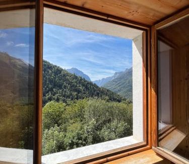 Oz-en-Oisans Apartment | Apartment Cascade 3 minutes from Alpe d Huez Grand Domaine via Oz en Oisans