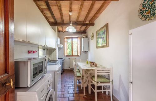 Le Tolfe Apartment | Apartment 'Caselunghe Exclusive' with Shared Pool, Wi-Fi and Air Conditioning