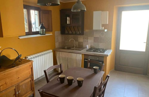 Radicofani Apartment | Apartment "Casetta Il Glicine Up" with Shared Pool & A/C