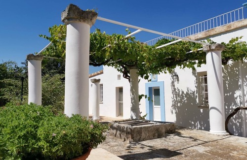 Polignano a Mare Apartment | Apartment "Casina delle Rose - Levante" with Shared Garden & Wi-Fi