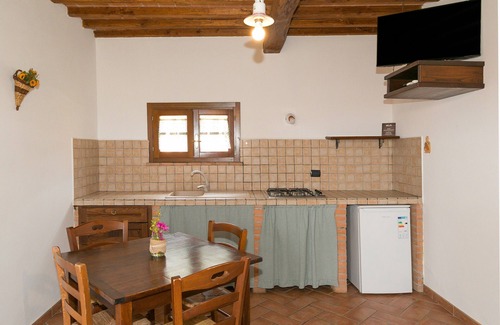 Piombino Apartment | Apartment 'Cedro' with Shared Pool, Wi-Fi and Air Conditioning