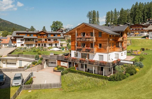 Sesto Apartment | Apartment 'Chalet Rudana for 4 People' with Mountain View, Shared Garden and Wi-Fi