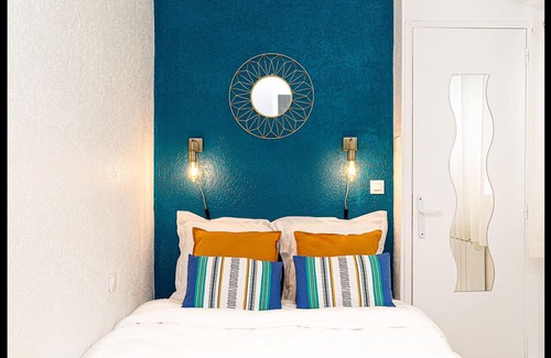 Les Iles Apartment | Apartment-City-Ensuite with Shower-Courtyard view