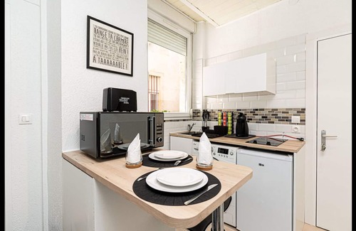 Les Iles Apartment | Apartment-City-Ensuite with Shower-Courtyard view