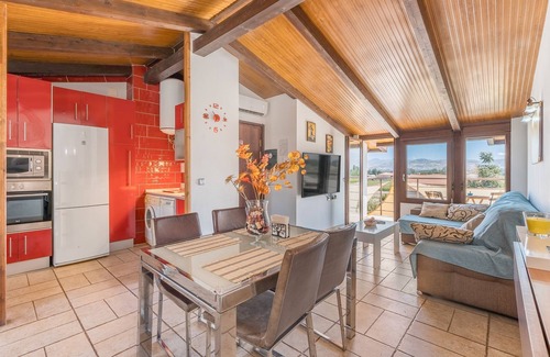 Ambroz Apartment | Apartment 'Con Vistas A Las Montañas' with Mountain View, Wi-Fi and Air Conditioning