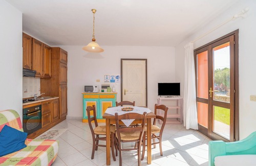 Barrabisa Apartment | Apartment "Conchiglia Rosa" with Shared Garden, Sea View & Wi-Fi