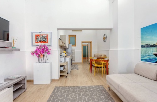 Brindisi Histotic Center Apartment | Apartment 'Conte Cavour' with Private Terrace, Wi-Fi and Air Conditioning