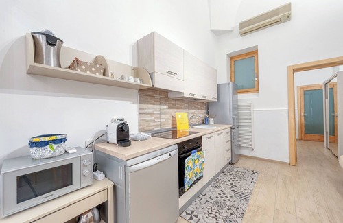 Brindisi Histotic Center Apartment | Apartment 'Conte Cavour' with Private Terrace, Wi-Fi and Air Conditioning