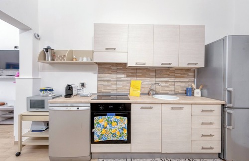 Brindisi Histotic Center Apartment | Apartment 'Conte Cavour' with Private Terrace, Wi-Fi and Air Conditioning