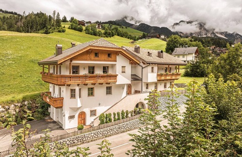 Mareo Apartment | Apartment 'Désirée - Fanes' with Mountain View, Balcony and Wi-Fi