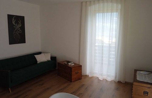 Tramin Apartment | Apartment 'Das Hubertus Suite Johanna' with Mountain View, Sauna and Air Conditioning