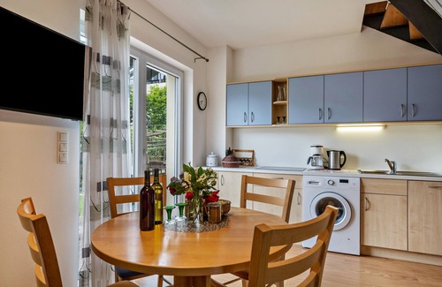 Terlano Apartment | Apartment 'Das Landhaus Apt Chardonnay' with Mountain View, Private Terrace and Wi-Fi