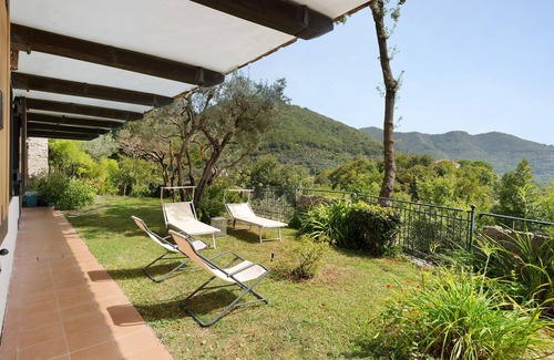Cava de' Tirreni Apartment | Apartment "Dependance in Costiera Amalfitana" with Sea View, Private Garden & Wi-Fi