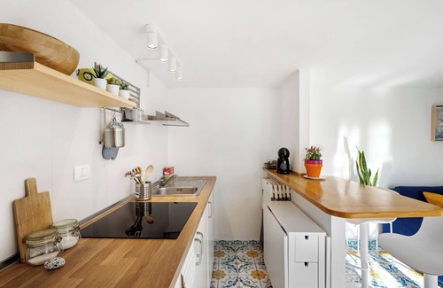 Historical Downtown Salerno Apartment | Apartment 'Dimora Porta San Nicola Salerno' with Sea View, Wi-Fi and Air Conditioning