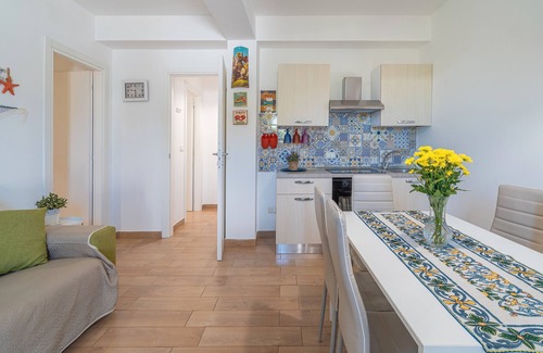 Noto Marina Apartment | Apartment 'Donna Di Coppe' with Private Terrace, Wi-Fi and Air Conditioning
