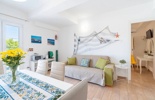 Noto Marina Apartment | Apartment 'Donna Di Coppe' with Private Terrace, Wi-Fi and Air Conditioning