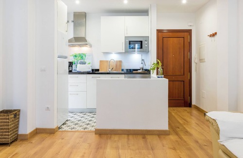 Perchel Sur Apartment | Apartment "El Carmen Flat" in Málaga City with Patio, Wi-Fi & A/C