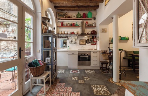 la Vila de Gracia Apartment | Apartment 'El Patio De Gracia' with Private Terrace, Wi-Fi and Air Conditioning