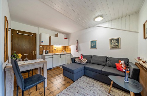 Lana Apartment | Apartment 'Elisabeth' with Shared Pool, Shared Garden and Wi-Fi