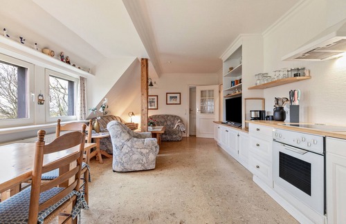 Rodenas Apartment | Apartment 'Emil Nolde' with Private Terrace, Shared Garden and Wi-Fi