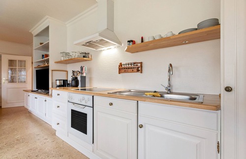 Rodenas Apartment | Apartment 'Emil Nolde' with Private Terrace, Shared Garden and Wi-Fi