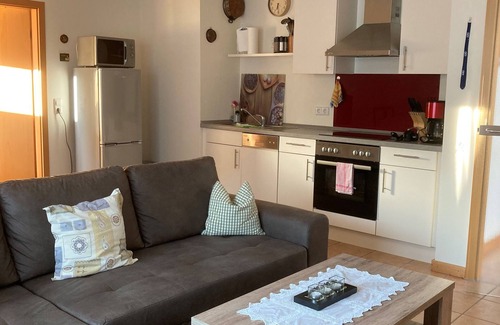Glems Apartment | Apartment 'Erdgeschoss' with Mountain View, Shared Terrace and Wi-Fi