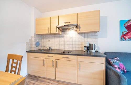 Lana Apartment | Apartment 'Erlengut Hippolyt' with Mountain View, Shared Pool and Wi-Fi