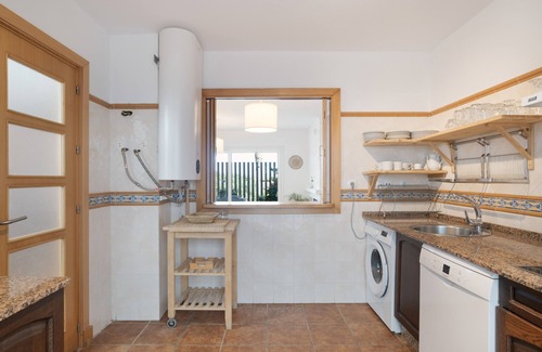 Conil de la Frontera City Center Apartment | Apartment 'Nueve Pies Surfhouse' with Sea View, Private Terrace and Wi-Fi