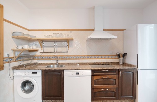 Conil de la Frontera City Center Apartment | Apartment 'Nueve Pies Surfhouse' with Sea View, Private Terrace and Wi-Fi