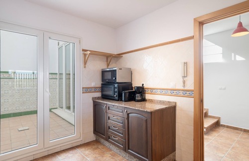 Conil de la Frontera City Center Apartment | Apartment 'Nueve Pies Surfhouse' with Sea View, Private Terrace and Wi-Fi