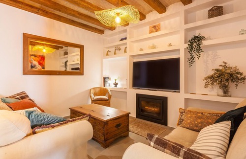 Vilanova I la Geltru Apartment | Apartment "Vilanova Centre" with Private Terrace, Wi-Fi & Air Conditioning