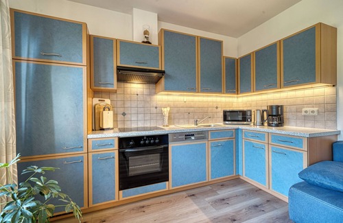 Caines Apartment | Apartment "Feldhof Golden Delicious" with Saltwater Pool, Panoramic Lawn and Balcony