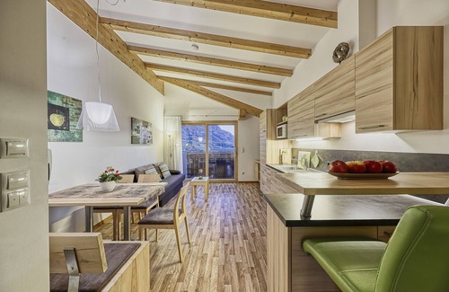 Caines Apartment | Apartment "Feldhof Apfeloase" with Saltwater Pool, Panoramic Lawn and Balcony