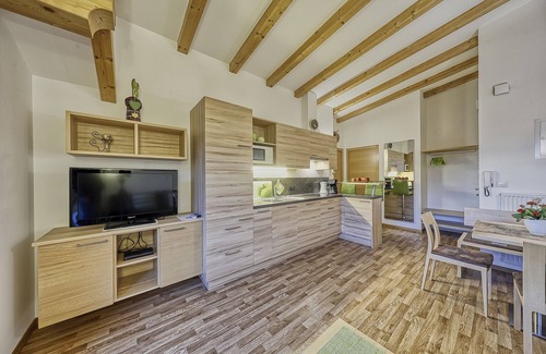 Caines Apartment | Apartment "Feldhof Apfeloase" with Saltwater Pool, Panoramic Lawn and Balcony